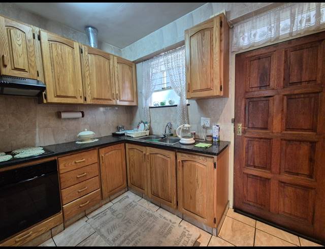 2 BEDROOM FLAT FOR SALE IN VANDERBIJLPARK CW 1